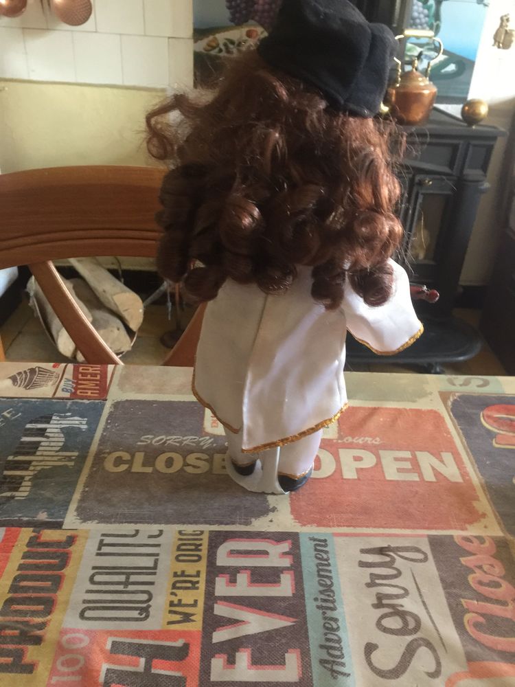 UNE POUP��E MUSICALE 35 cm hauteur 15 Balbigny (42)