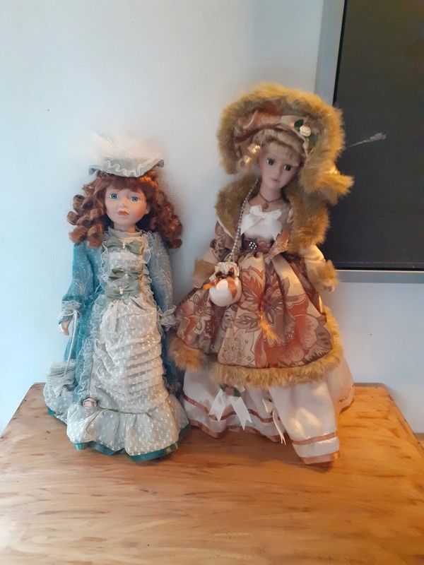 Lot de 2 poup�e de cire 20 Montreuil-le-Gast (35)