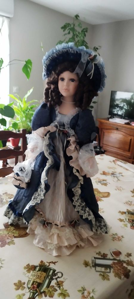 POUPEE De COLLECTION En PORCELAINE. 32 Bourbon-Lancy (71)