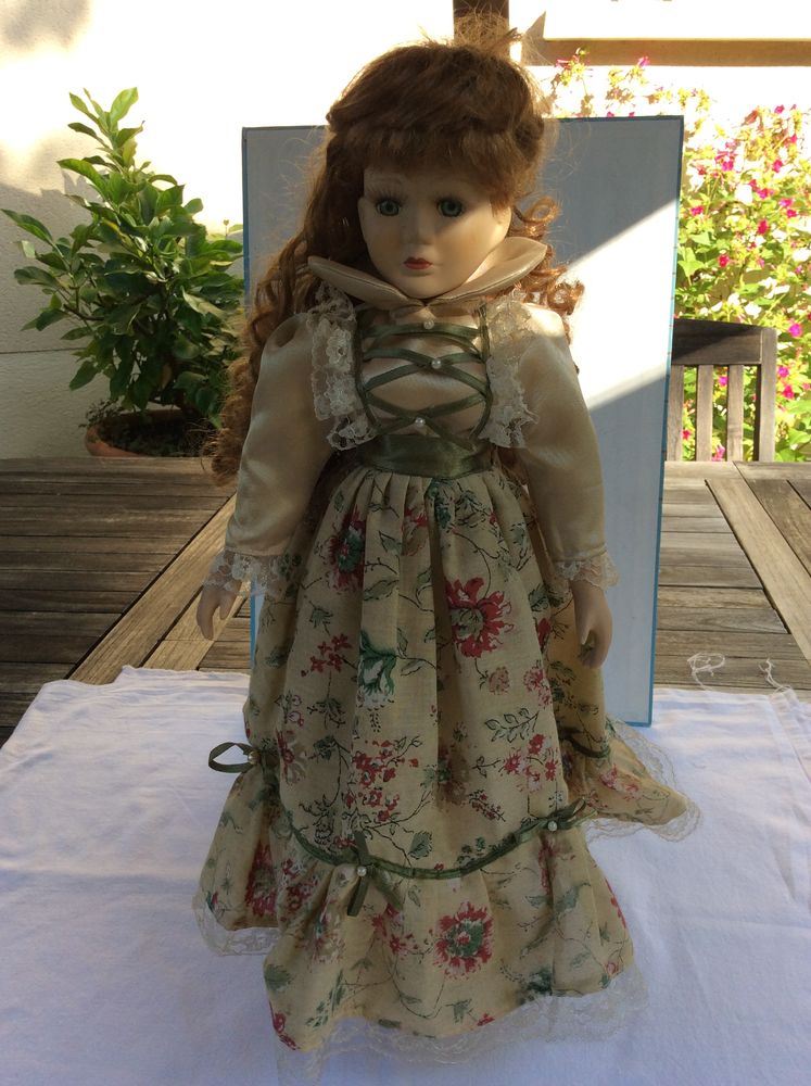 Poup�e d�corative corps tissu t�te mains porcelaine socle 20 Gif-sur-Yvette (91)