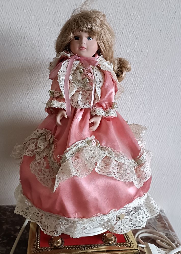 Poup�e lampe de chevet, t�te et corps en porcelaine
15 Montauban (82)