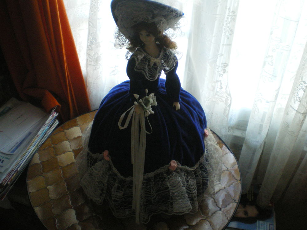 Poup�e musicale r�cente pour vitrine. 65 Caen (14)