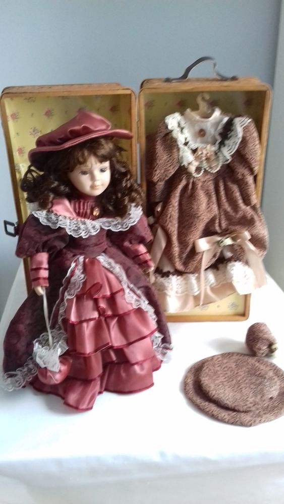 Poup�e en porcelaine avec son coffret 100 Le Creusot (71)