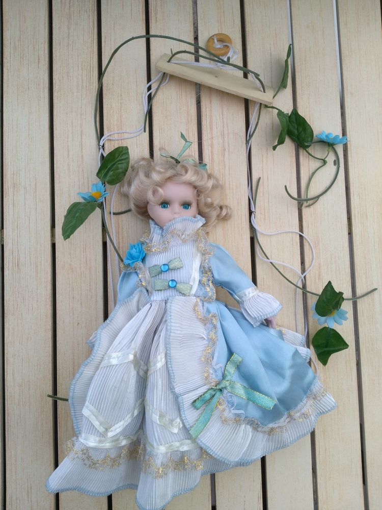 Poup�e en porcelaine sur balan�oire
5 Breuillet (91)