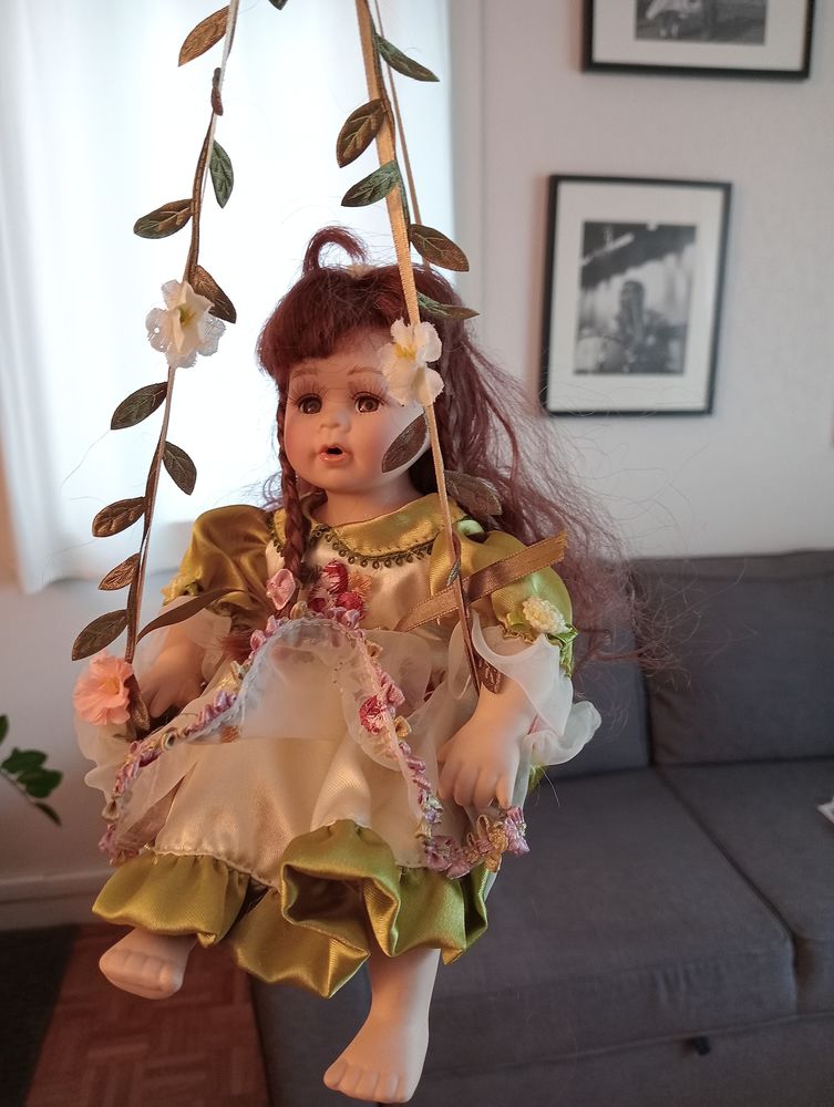 Poup�e en porcelaine sur balan�oire 10 Sannois (95)