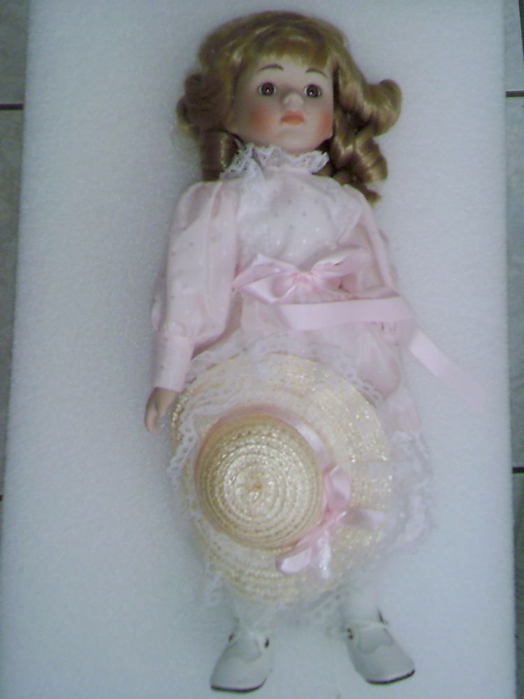 Poup�e de porcelaine de collection de 40cm de qualit�.
5 Lannion (22)