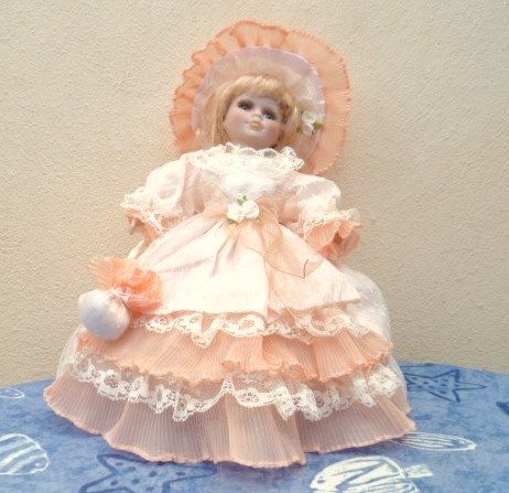 Poup�e porcelaine sur coussin 10 Toulouse (31)