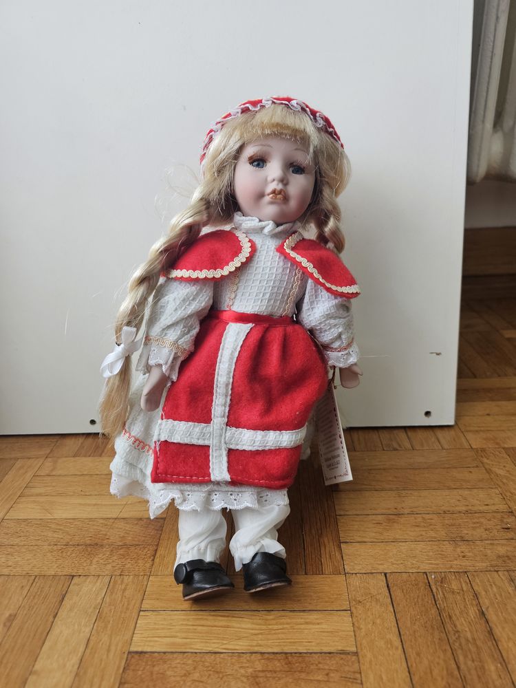 Poup�e en porcelaine Danemark 10 Beaulieu-sur-Mer (06)