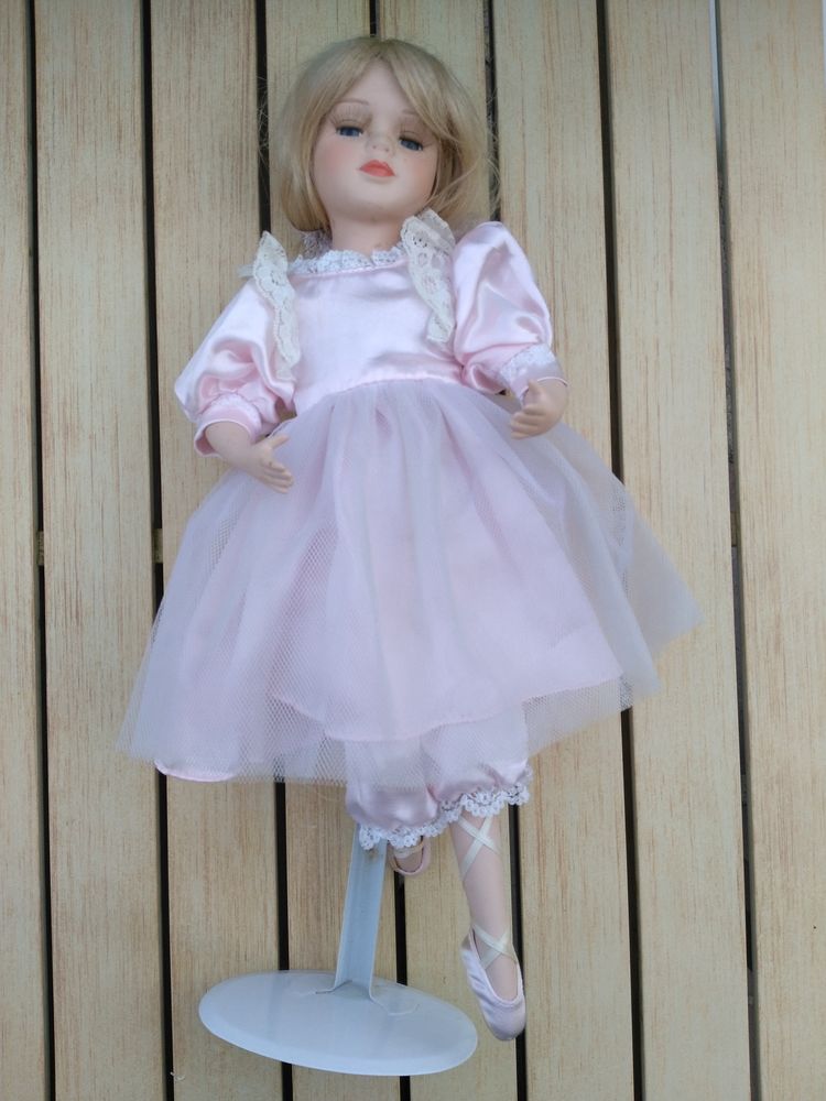 Poup�e en porcelaine danseuse
8 Breuillet (91)