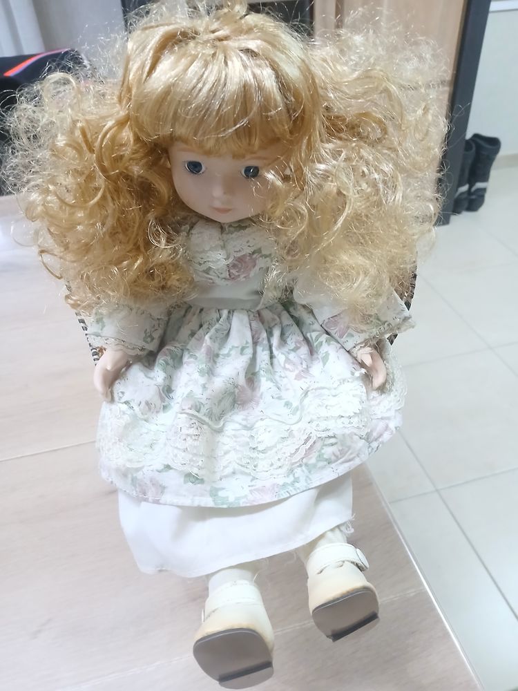 Poup�e porcelaine et son fauteuil 14 Bertaucourt-Epourdon (02)