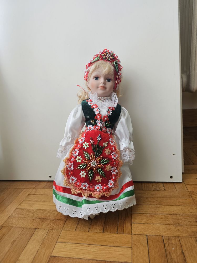 Poup�e en porcelaine Hongrie 10 Beaulieu-sur-Mer (06)