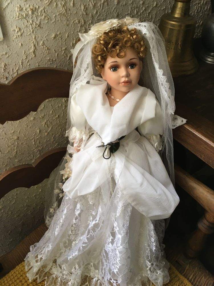 Poup�e porcelaine mari�e tr�s joli 35 cm de haut porcelaine 30 Saint-Julien-les-Rosiers (30)