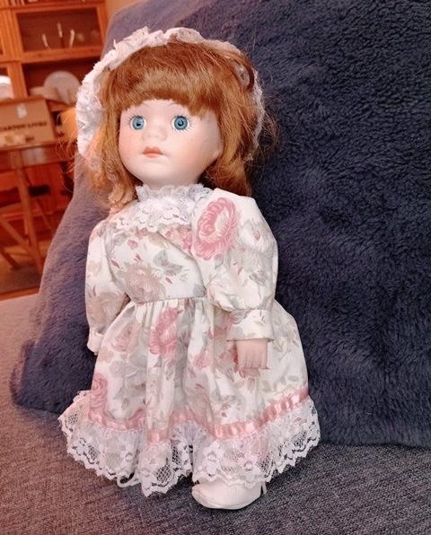 Poup�e en porcelaine petite fille robe dentelle 5 Sannois (95)