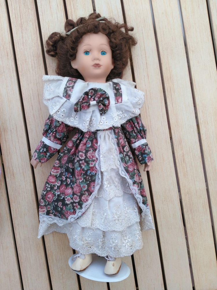 Poup�e en porcelaine robe � fleurs
5 Breuillet (91)