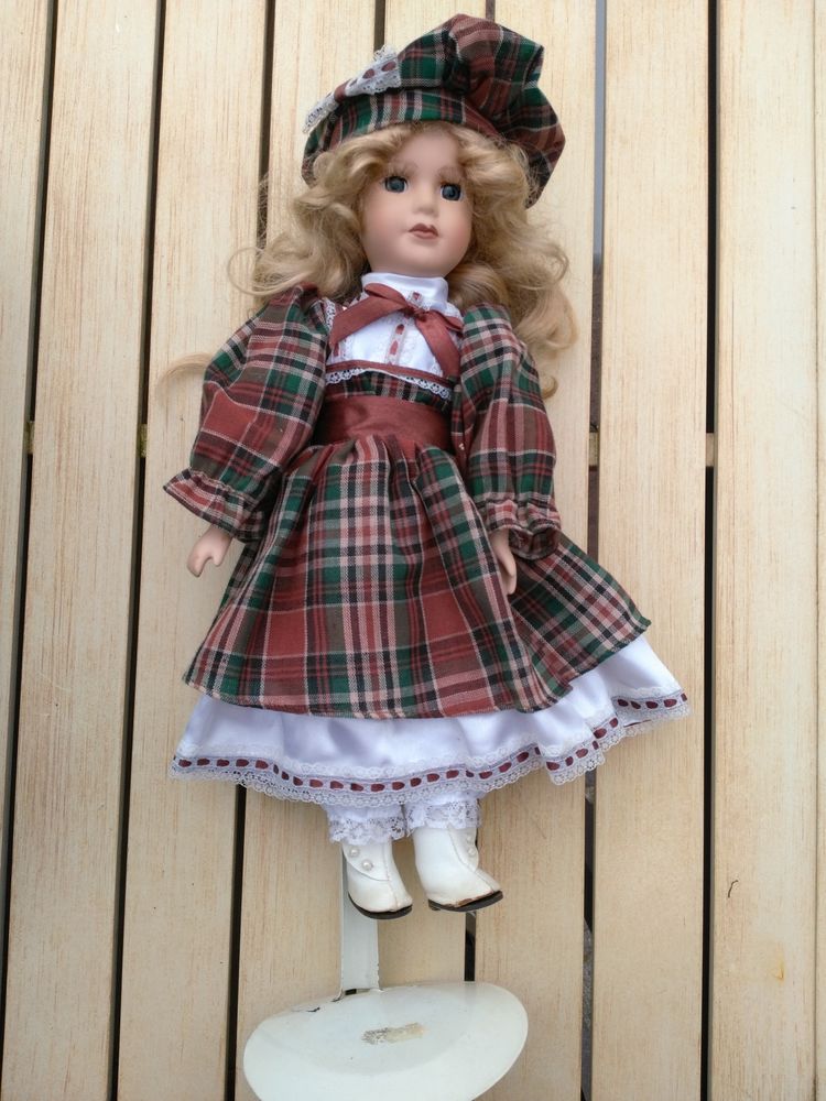 Poup�e en porcelaine robe �cossaise
5 Breuillet (91)