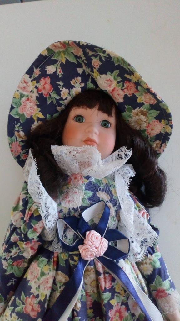 Poup�e Porcelaine Robe Florale et Chapeau 0 Battrans (70)