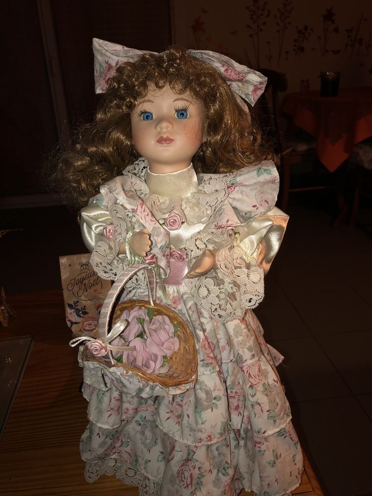 Poup�e en porcelaine, sur son socle 20 Bergerac (24)