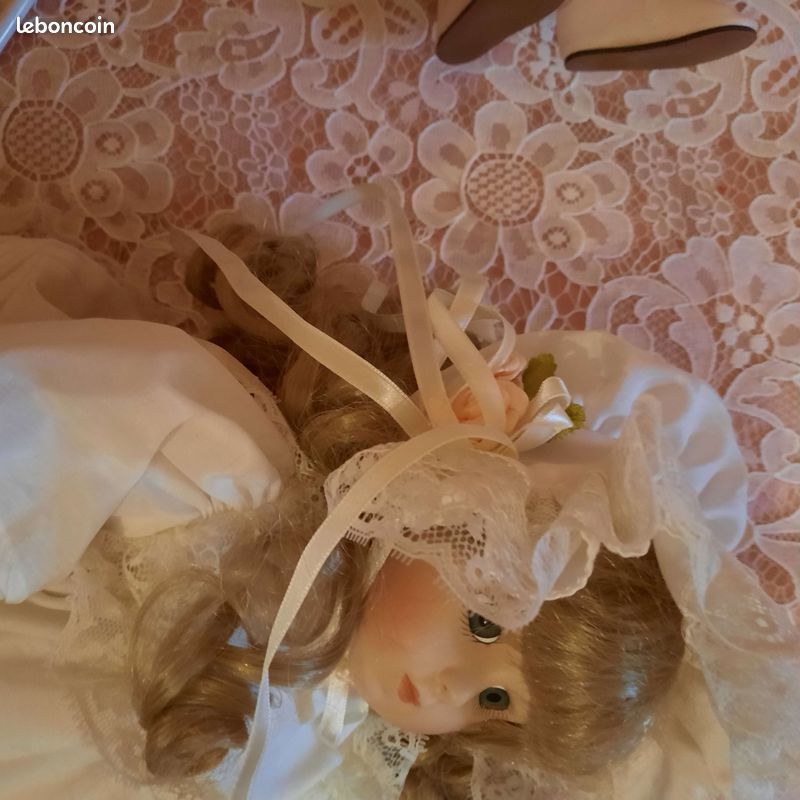 Poup�e porcelaine 25 Vittel (88)