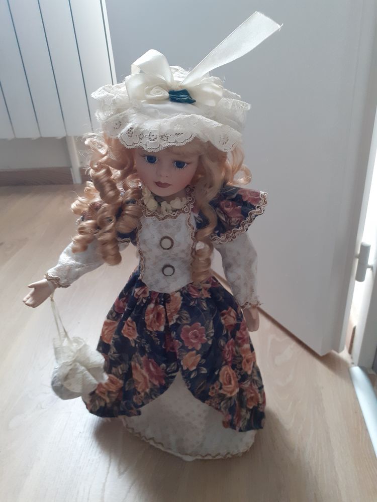 Poup�e porcelaine 15 Saint-Georges-sur-Baulche (89)