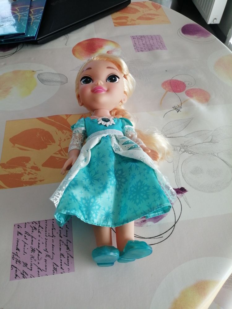 poup�e Reine des neiges 28 Les Ponts-de-C� (49)