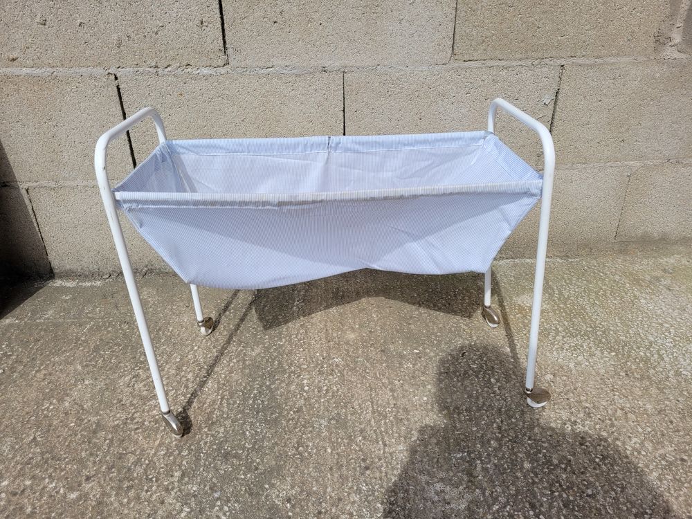 Lit de poup�e sur roulettes. Ann�e 80. 18 Varennes-Saint-Sauveur (71)