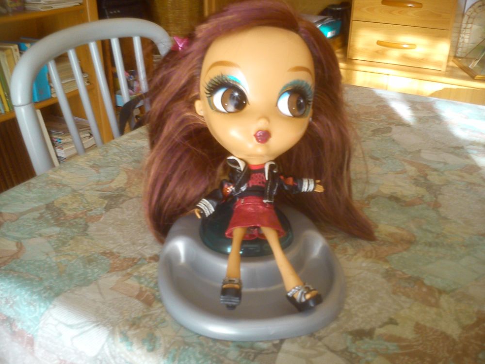 Poup�e sur socle 9 Le Cap D Agde (34)