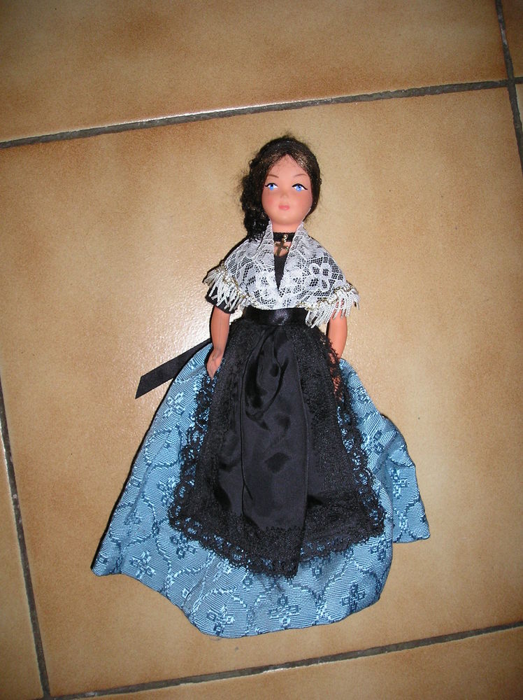 Lot de 3 poup�es  anciennes dans leur costume  r�gional
15 Sept�mes-les-Vallons (13)
