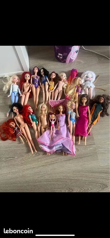LOT POUPEES BARBIE AVEC CAISSE VETEMENTS  ET ACCESSOIRES 30 Br�val (78)
