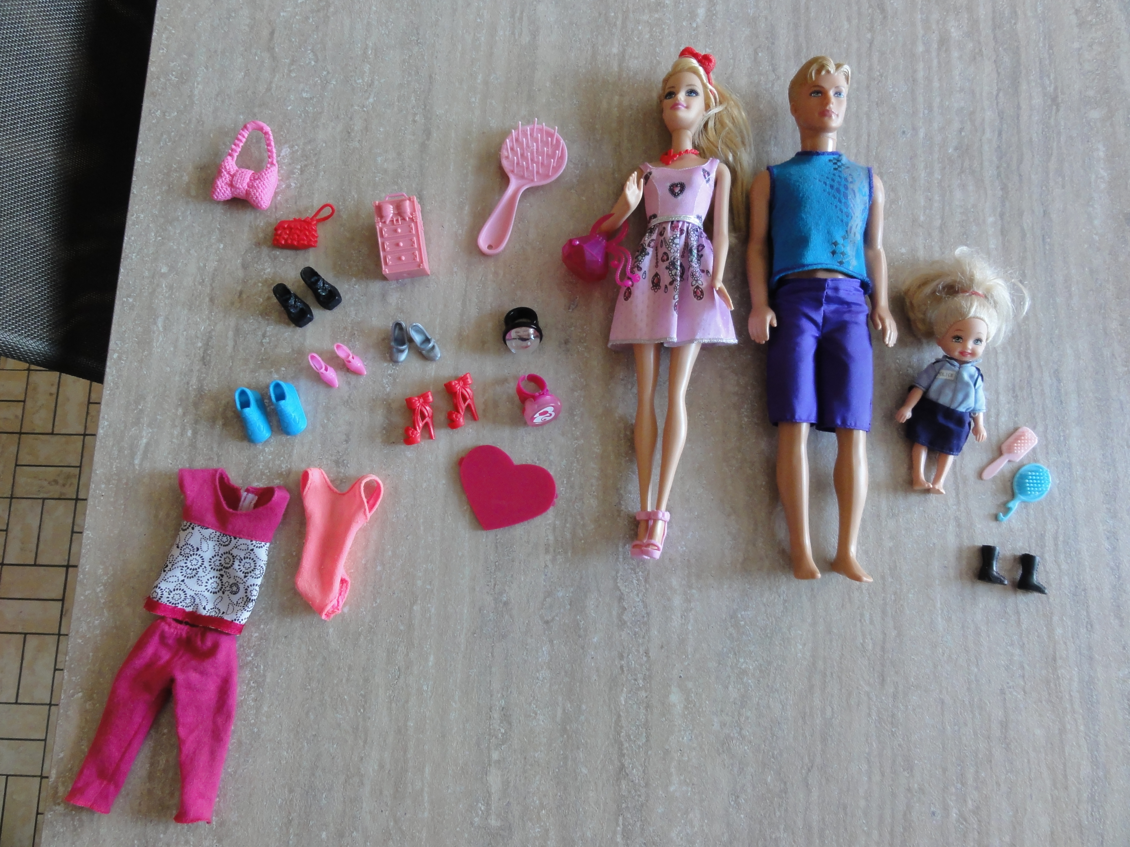  Poup�es Barbie + Ken + Fille + accessoires. 16 B�gles (33)