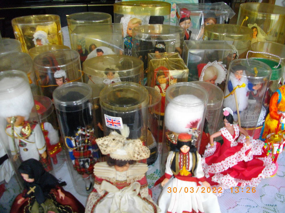 LOT DE 38 POUPEES DE COLLECTION DE DIVERS PAYS ET REGIONS 
50 Perros-Guirec (22)