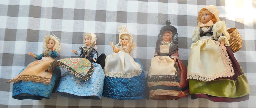 poupées à collectionner 3 de 14 cm 1 de 18 cm et 1 de 22 cm  7 Castries (34)