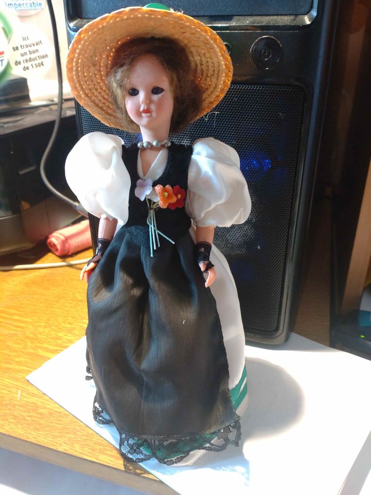 POUP�ES FOLKLORIQUES ANCIENNES  REGION NICE 5 Laval (53)