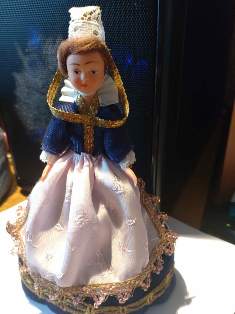 POUP�ES FOLKLORIQUES ANCIENNES  REGION QUIMPER 5 Laval (53)