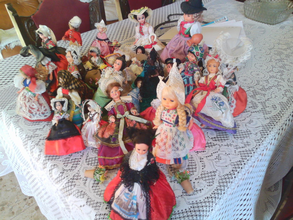 lot de 30 poup�es folkloriques 2 Salon-de-Provence (13)