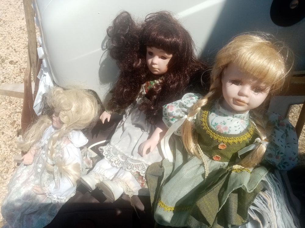 3 poupées porcelaine tbe