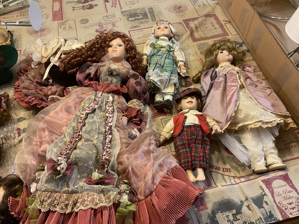 un lot de poup�es en porcelaine 0 S�rignan (34)