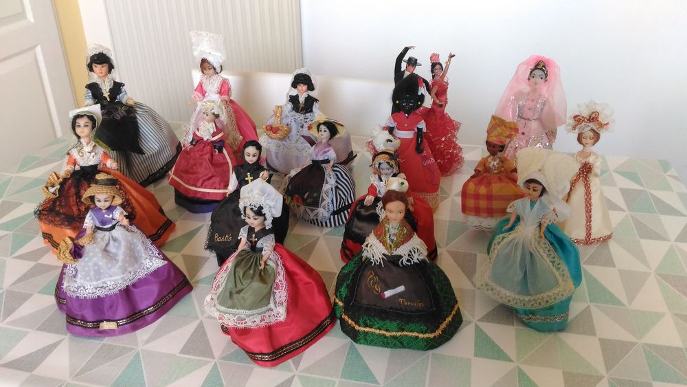 lot de 17 poup�es 10 Cadaujac (33)