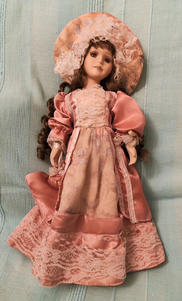 Lot 4 Poup�es. 100 Paris 1 (75)