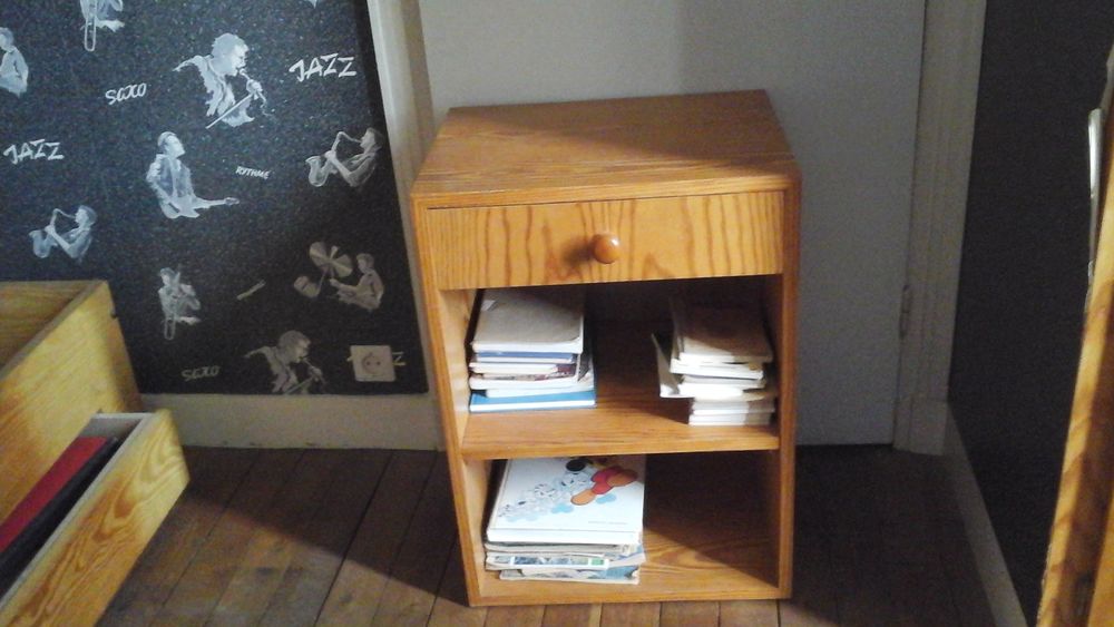 Lit  pour enfant ou ados et table de chevet
0 Chennevi�res-sur-Marne (94)