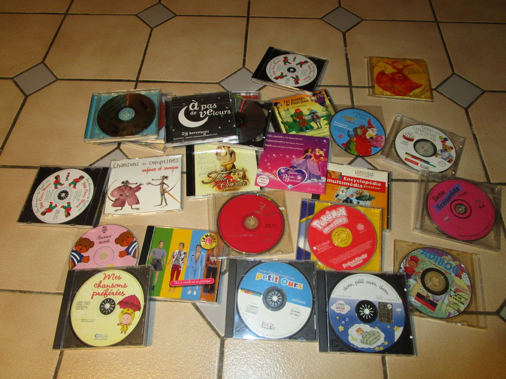 LOT  27  CD POUR ENFANT CHANSONS JEUX 12 Villepinte (93)