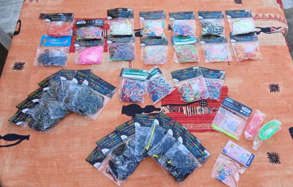 Lot n�1 pour Fabriquer Bracelets Elastiques avec Clips, Etc. 14 La Fert�-Alais (91)