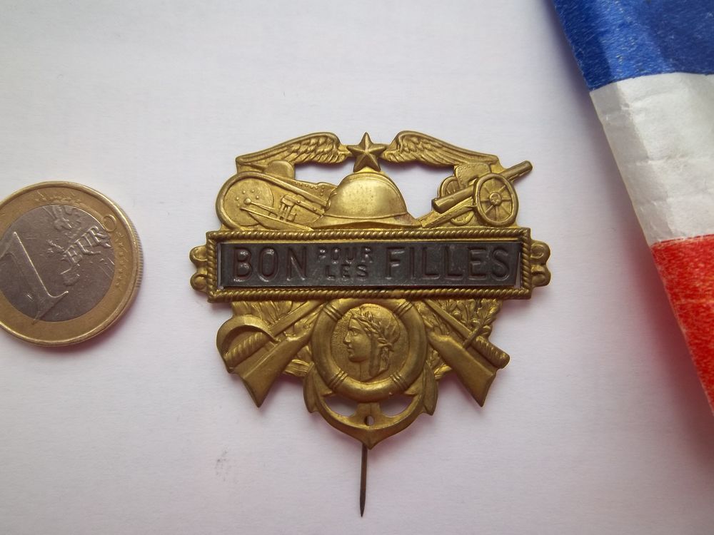 Bon pour les filles insigne/�pinglette laiton soldat Fran�ai 10 Valognes (50)
