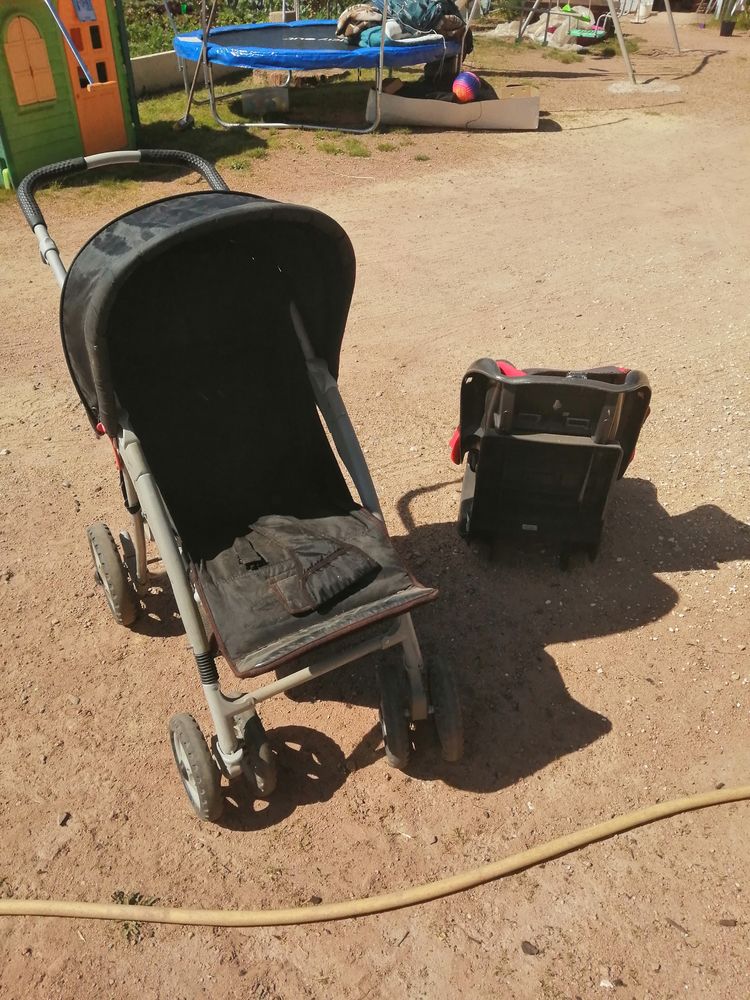 POUSSETTE  DE BEBE   BON ETAT PLUS SIEGE DE VOITURE  
25 Ainay-le-Ch�teau (03)