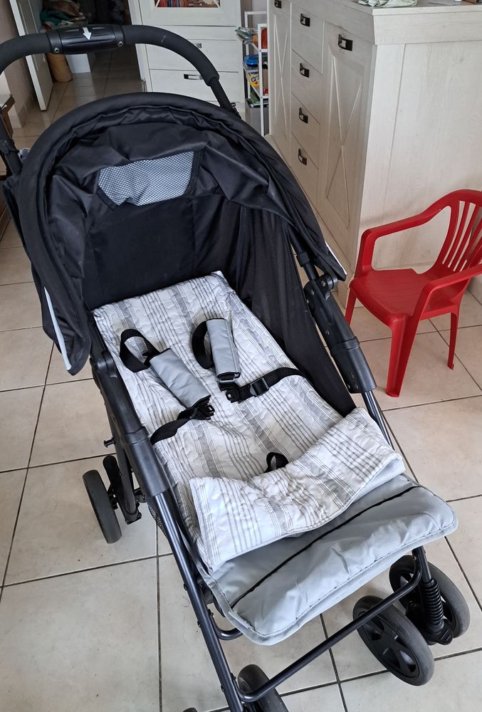 Poussette enfant 45 Grasse (06)