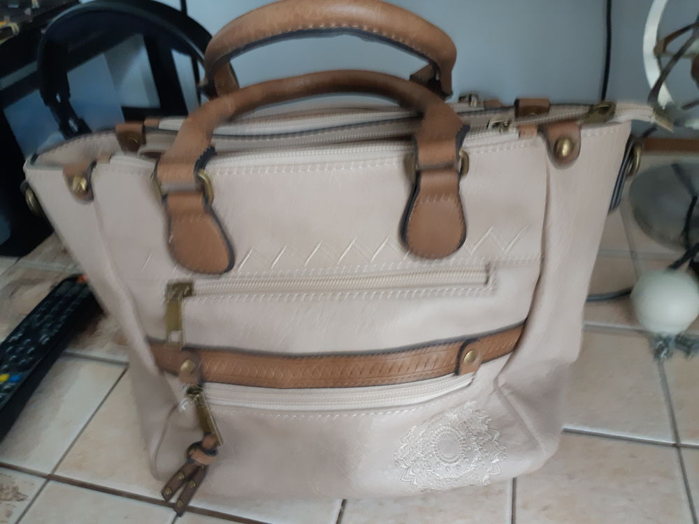 Sac pratique � multi-poches ferm�es 20 Antibes (06)