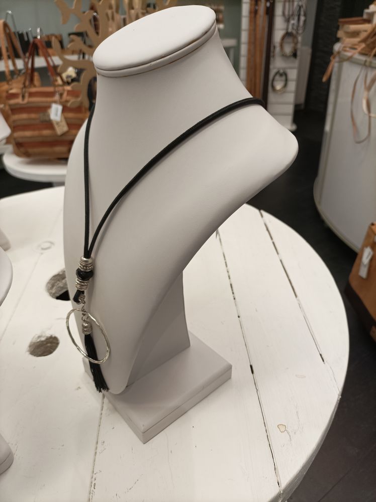 Pr�sentoir collier blanc similicuir
�tat neuf
10 Bourgoin-Jallieu (38)