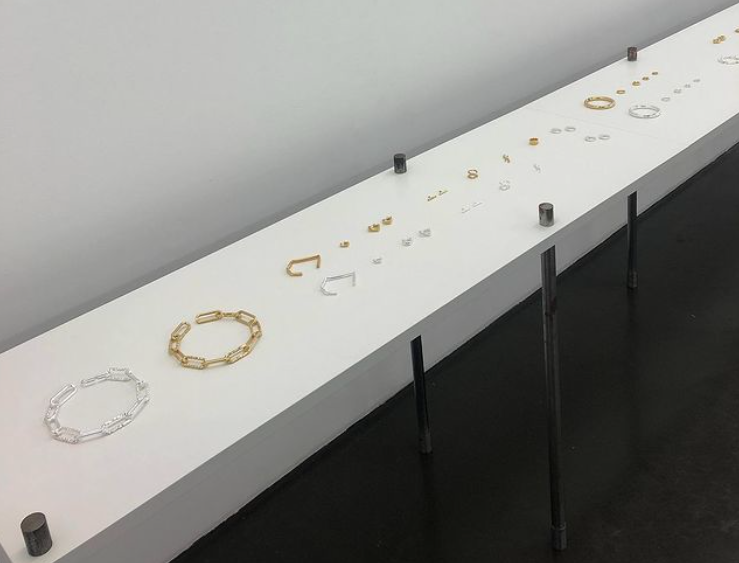 Pr�sentoir en longueur luxe pouvant servir � tous usages 400 Paris 3 (75)