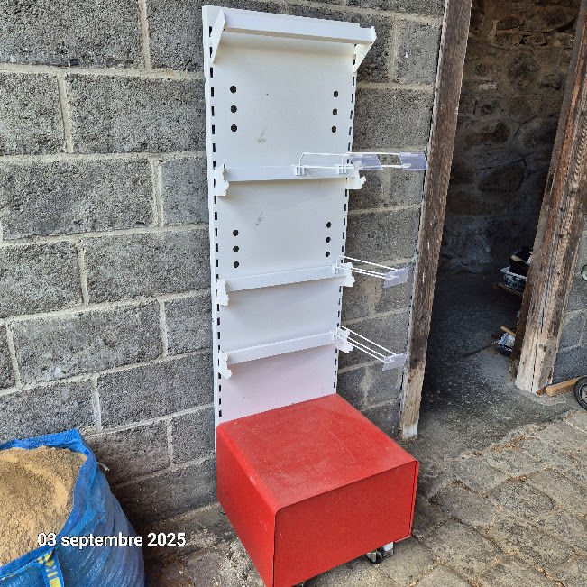 Pr�sentoir en m�tal sur roulettes, avec  crochets et r�serve 40 Aubusson (23)