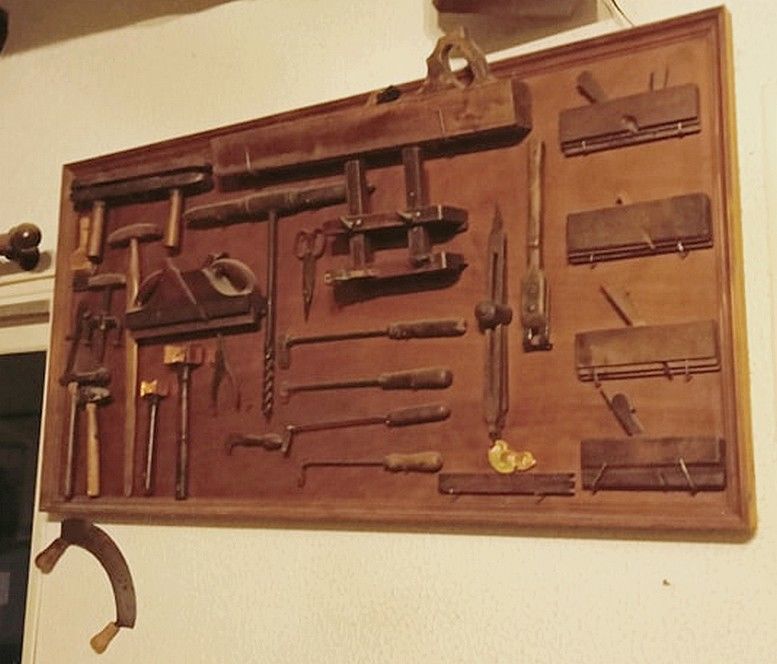 Pr�sentoir mural d'outils anciens menuisier-�b�niste 0 Compeyre (12)