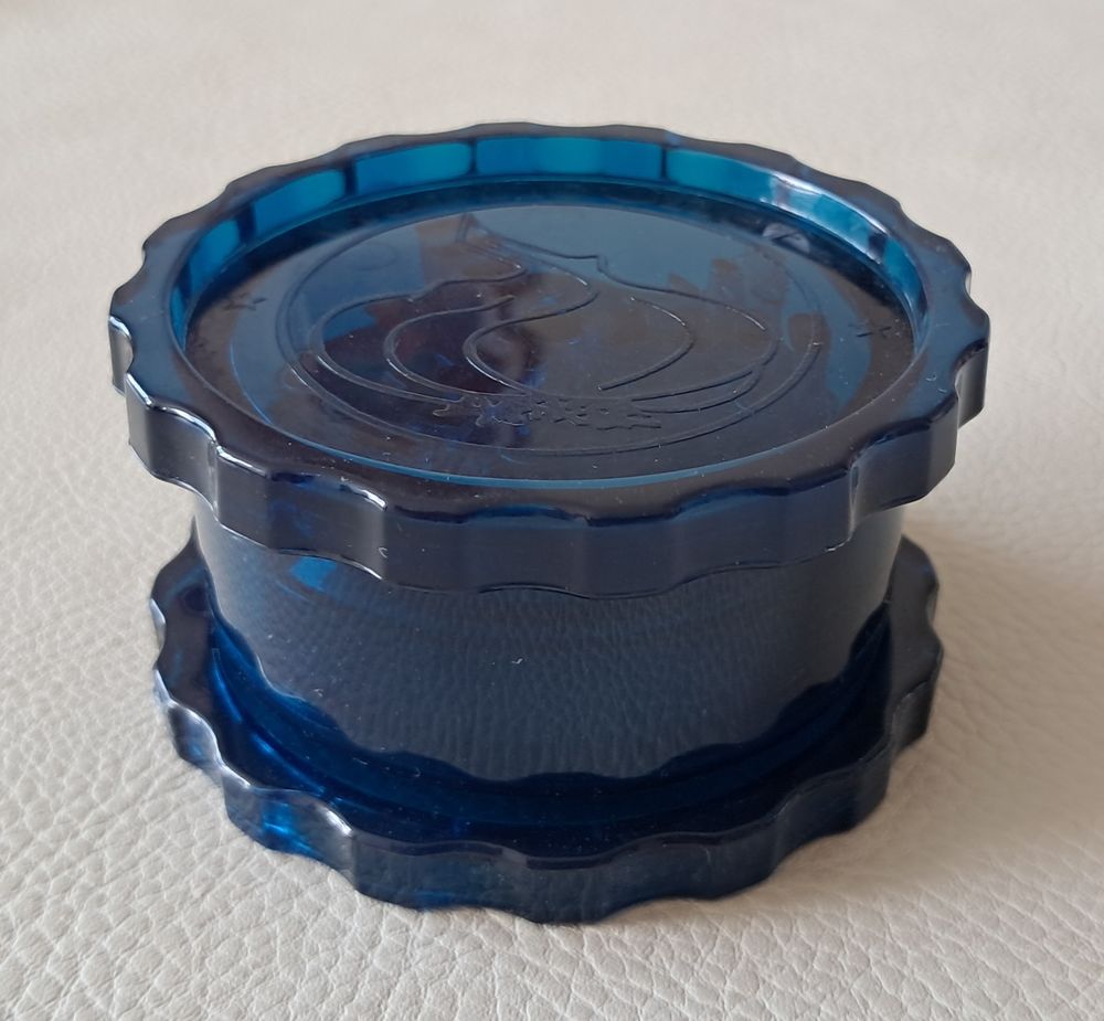 presse ail en acrylique marque garlic chef 
couleur bleu 5 Carnon Plage (34)